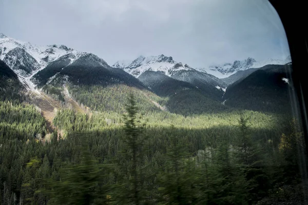 Канадские Скалистые Горы Поздней Осенью — стоковое фото