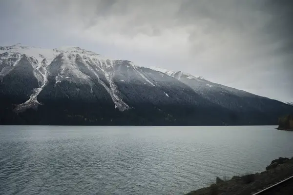 Озеро Скалистых Гор Канады — стоковое фото