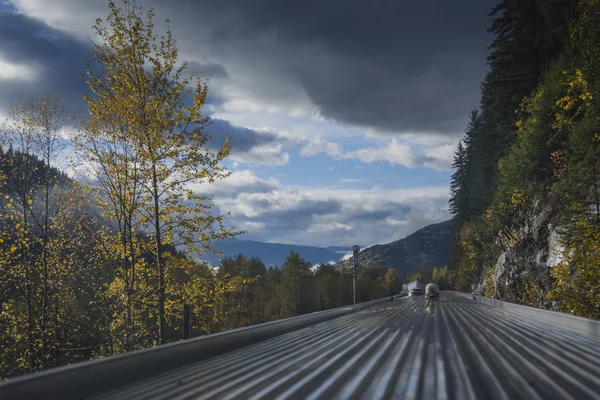 Sonbahar günü bir tren seyahat