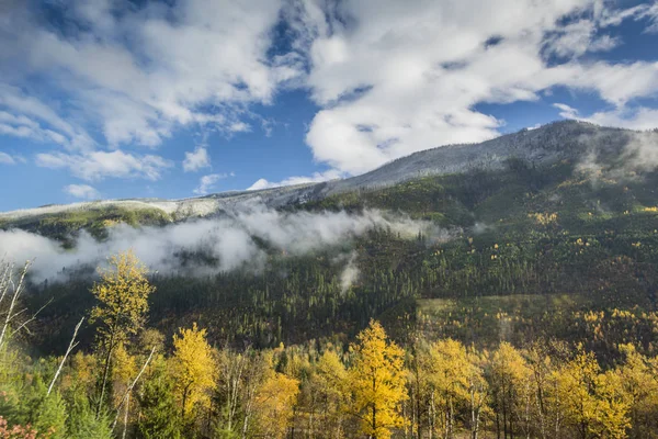 Beautiful Mountain White Fluffy Clouds Colorful Autumn Trees — Stock Photo, Image