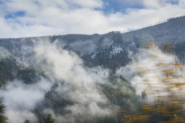 Nubes Subiendo Las Montañas —  Fotos de Stock