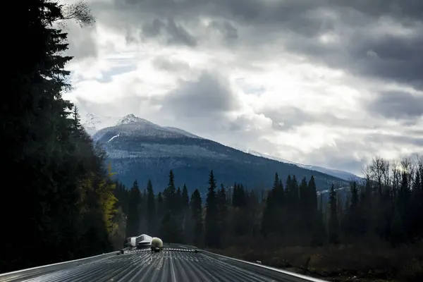 Akşam tren yolculuğu Rocky Dağları