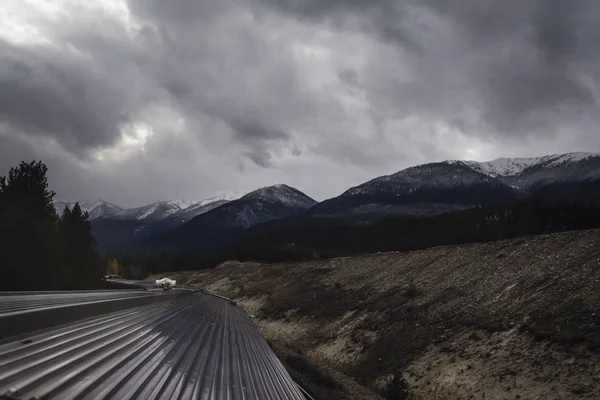 Akşam tren yolculuğu Rocky Dağları