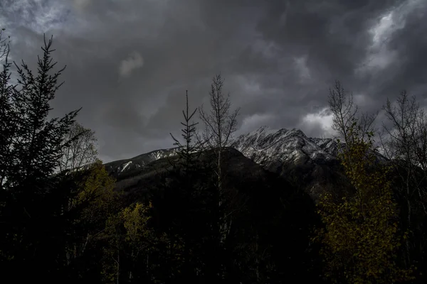 Geç sonbaharda alacakaranlıkta yüksek dağlar