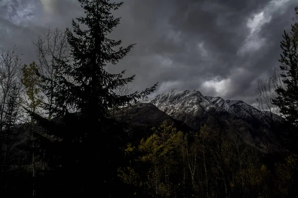 Geç sonbaharda alacakaranlıkta yüksek dağlar