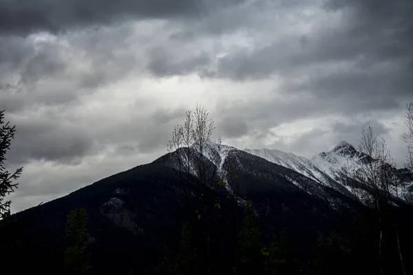 Berggipfel Der Abenddämmerung Mit Schnee Bedeckt — Stockfoto