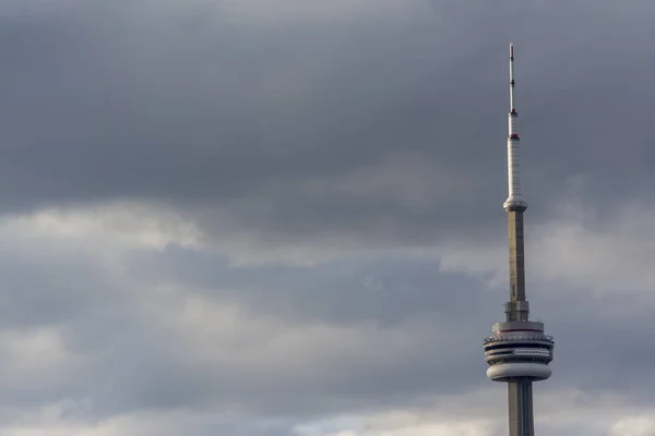 Bulutlu gökyüzü ile Toronto Tower'da görünümü Kapat