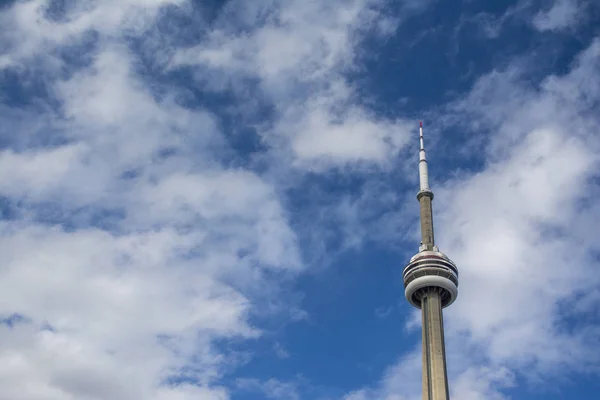 Toronto Kulesi beyaz bulutlar ve mavi gökyüzü ile
