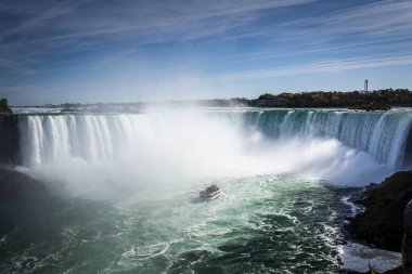Niagara Falls şelale yakın turist ile gemi