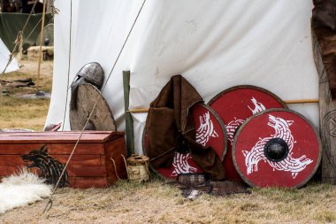 Farklı şekillerde okları ve bayrakları olan ortaçağ zırhı.