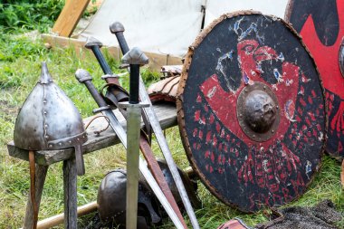 Kılıçlı ve kalkanlı Ortaçağ zırhı