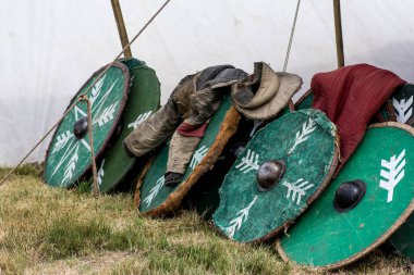 Tarihi bir müzede antik Viking savaşçı zırhı ve kalkanı.