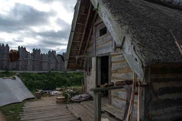 Historiska Trähus Täckt Med Halm Tak Royaltyfria Stockfoton