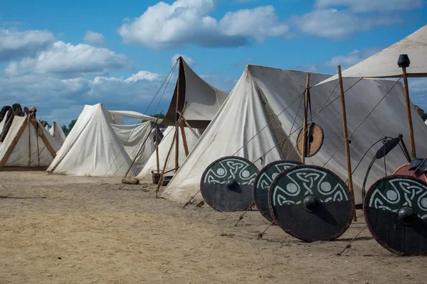 Historiska Lägret Slaver Och Vikingar Stockbild