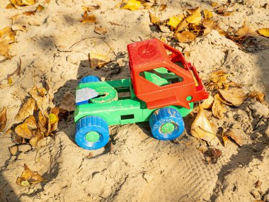 Kumda çocuk plastik oyuncak kamyonu..
