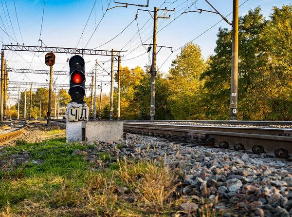 Semáforo ferroviário de cor vermelha . — Fotografia de Stock