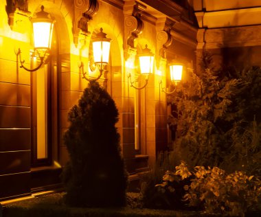 Şehir binalarının gece aydınlanması.