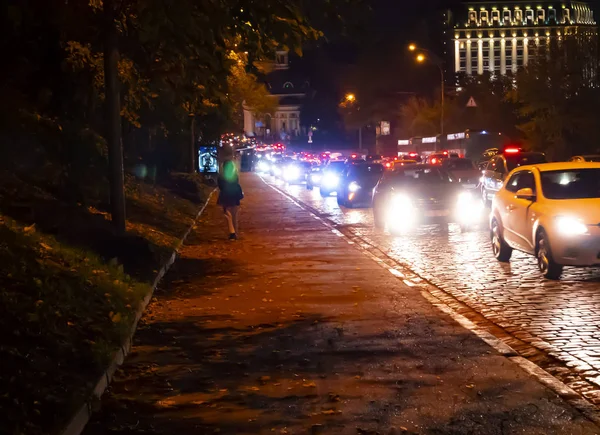 Un atasco de tráfico en una calle nocturna de la ciudad . — Foto de Stock