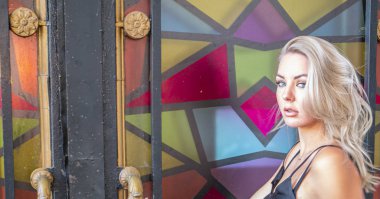 Renkli bir geçmişi olan sarışın kız..