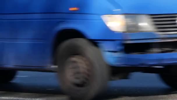 Κίνηση Των Αυτοκινήτων Ένα Δρόμο Της Πόλης Μεταφορές — Αρχείο Βίντεο