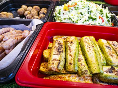 Kafe menüsünde kızarmış kabak..