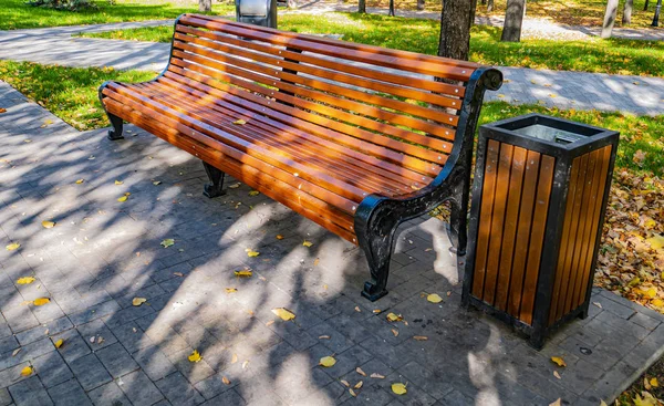 Drewniana ławka w parku publicznym. — Zdjęcie stockowe