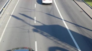 Arabalar şehir caddelerinde ilerler. Nakliye aracı. Şehir trafiği.