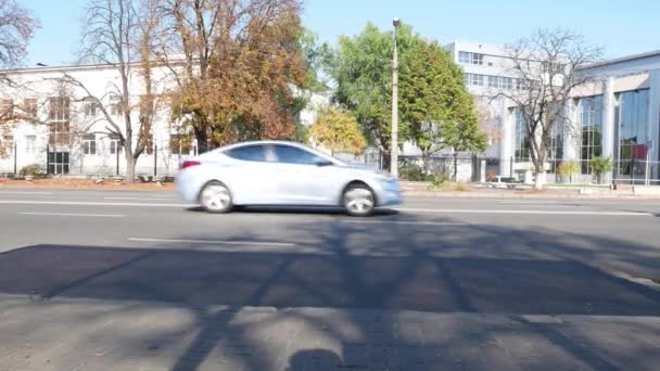 汽车沿着城市街道行驶 城市交通 — 图库视频影像