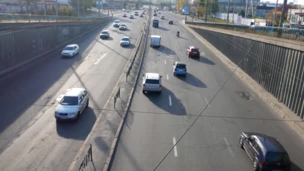 汽车沿着城市街道行驶 城市交通 — 图库视频影像