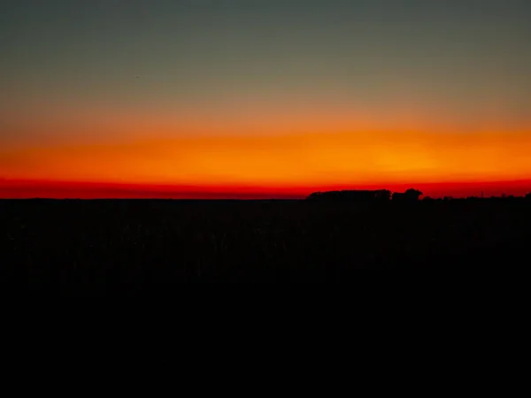 Puesta de sol soleada roja en el horizonte . — Foto de Stock