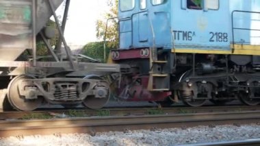 Rayların üzerindeki bir yük treninin hareketi. Taşıma ve taşıma.