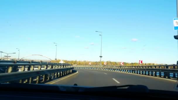 Vire Carro Viaduto Kiev Ucrânia Vista Carro Movimento Céu Azul — Vídeo de Stock