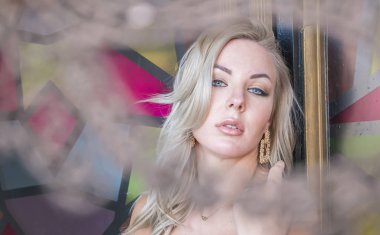 Karnaval maskeli sarışın kız..