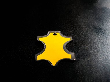 Siyah arka plandaki kıyafetler için sarı etiket. Mesaj için yer. Metin için şablon. Arkaplan resmi. Fiyat etiketi Etiket. Poster. Reklam panosunda reklamcılık. Bedava yer. Giyim mağazası. Mağaza penceresi.