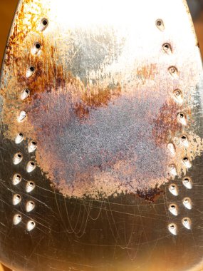 Eski bir demirin kömürleşmiş altının dokusu. Arkaplan resmi. Metin için yer.