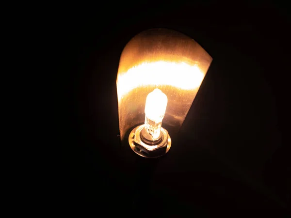 Világít Egy Elektromos Halogén Lámpa Sötétben Technológia Elektromos Fény Helyet — Stock Fotó