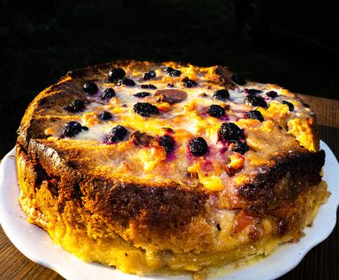 Beyaz bir tabakta dutla süslenmiş pasta. Ev yapımı pişirme. Tatlı. Yemek fotoğrafı. Yemek tarifi. Arkaplan resmi. Mesaj için yer. Poster. Reklam fotoğrafı. Dükkan penceresi. Fırın.