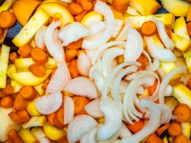 Pişirmek için soğanlı ve havuçlu dilimlenmiş sebzeler. Yemek fotoğrafı. Sebze hasadı. Ev mutfağı. Yemek pişirmek. Mesajın için yer aç. Bir vitrinin reklam fotoğrafı. Şablon.