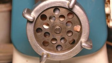 Elektrikli et öğütücüsünde et bükmek. Yemek fotoğrafı. Mutfak tarifi. Bulaşık menüsü. Ev mutfağı. Yemek pişirmek. Et yemeği. Mutfak aleti. Promosyon videosu. Atıştırmalık.
