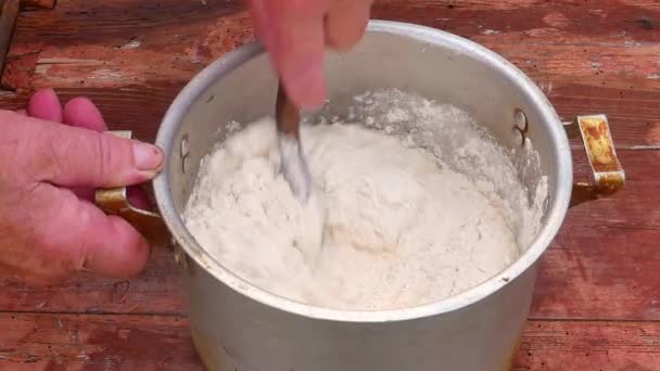 Wymieszać Ciasto Mąki Łyżeczką Naleśników Zdjęcie Jedzenia Słodkie Danie Przepis — Wideo stockowe
