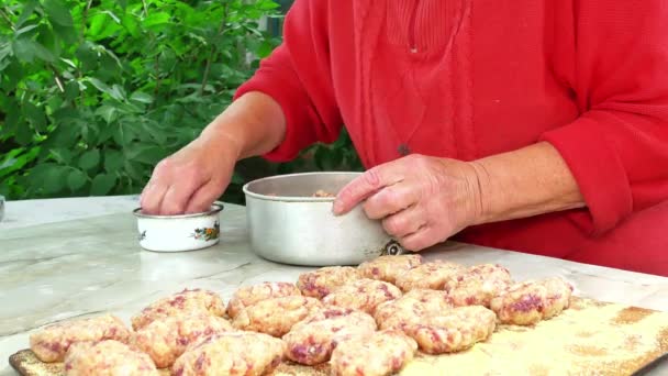 Matlagning Kött Kotletter Med Kvinnliga Händer Vid Bordet Matfoto Matrecept — Stockvideo