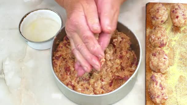 Cozinhar Costeletas Carne Com Mãos Femininas Mesa Foto Comida Receita — Vídeo de Stock