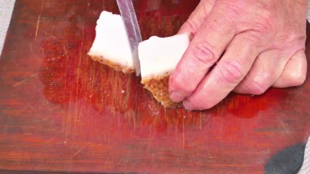 Corte Banha Com Uma Faca Uma Tábua Corte Foto Comida — Vídeo de Stock