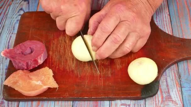 Cortar Cebolas Com Uma Faca Uma Tábua Corte Foto Comida — Vídeo de Stock