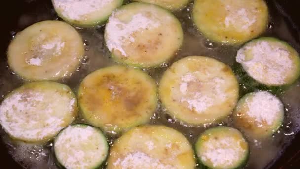 Las Verduras Calabacín Harina Fríen Una Sartén Con Aceite Girasol — Vídeo de stock