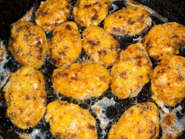 Et pirzolaları tavada kızartılır. Yemek fotoğrafı. Et yemeği. Yemek hazırlıyorum. Ev mutfağı. Yemek tarifi. Çiğ kıyma. Tavuk eti. Pirzola. Aşçı. Bir vitrinin reklam fotoğrafı. Ayçiçeği yağı.