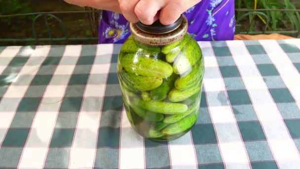 在玻璃瓶中保存黄瓜蔬菜 收获的黄瓜 挑食蔬菜 家庭厨房 烹饪过程 咸味食物 人类的手收治 — 图库视频影像