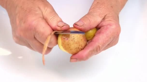 Descascar Batatas Vegetais Com Uma Faca Cozinha Mãos Humanas Cozinheiro — Vídeo de Stock