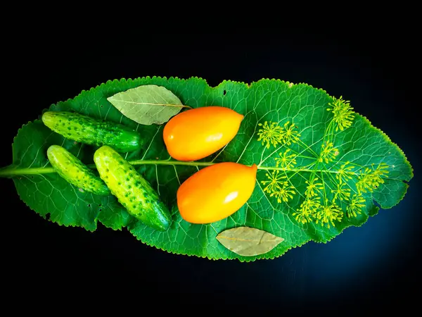 Zöldség Uborka Paradicsom Torma Levél Fekete Alapon Ételfotó Vegetáriánus Kaja — Stock Fotó
