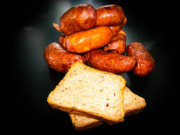 Salsichas Carne Defumada Com Pão Fundo Preto Foto Comida Receita — Fotografia de Stock